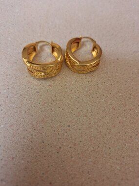 HOOP EARRINGS.